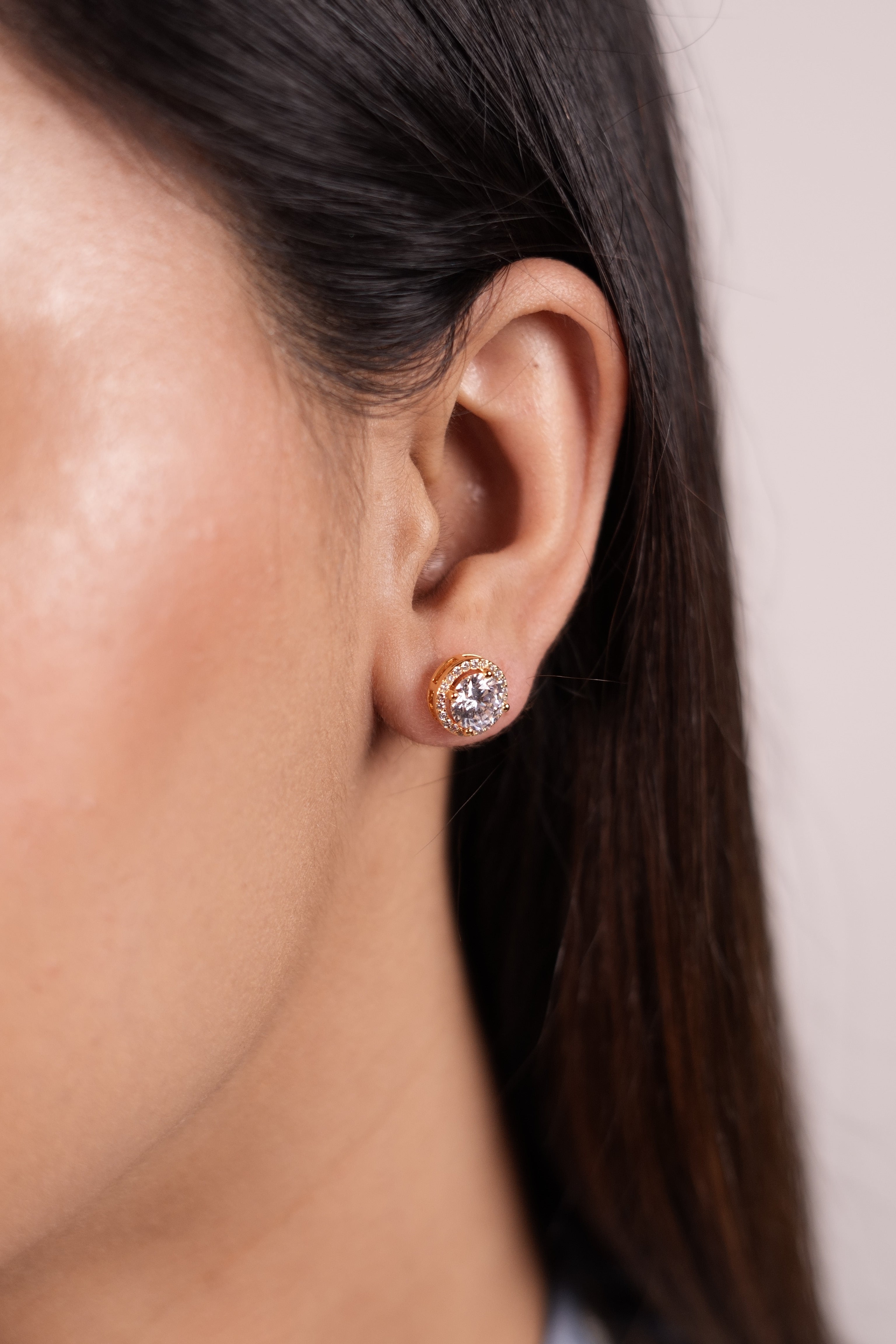 Round Jacket Gold Solitaire Stud