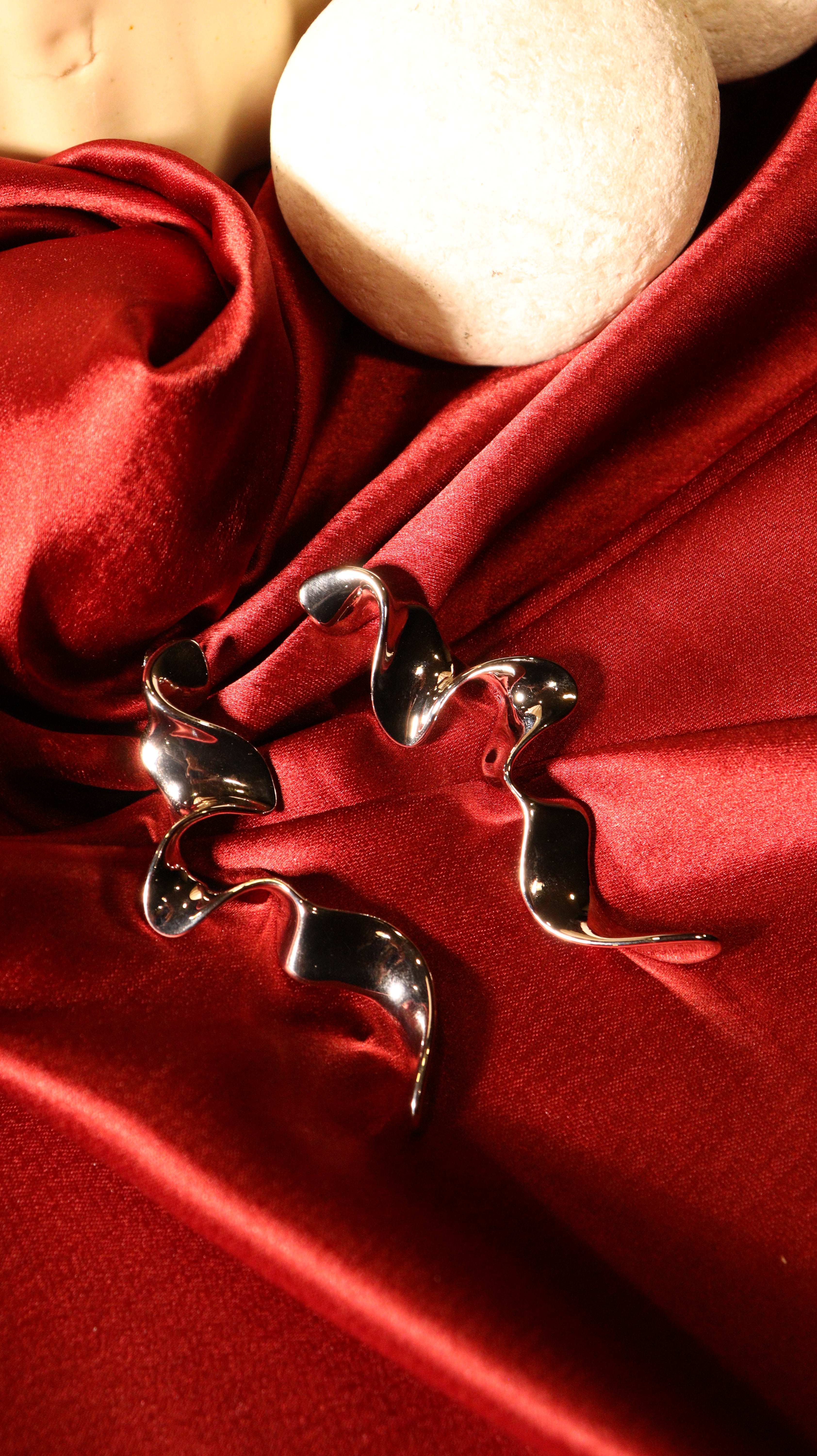 Wavy Fluid Dangler