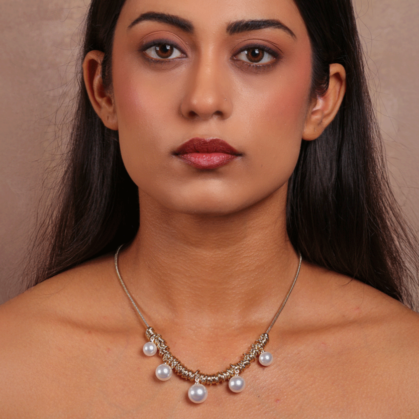 Pendula pearl orbit neckpiece