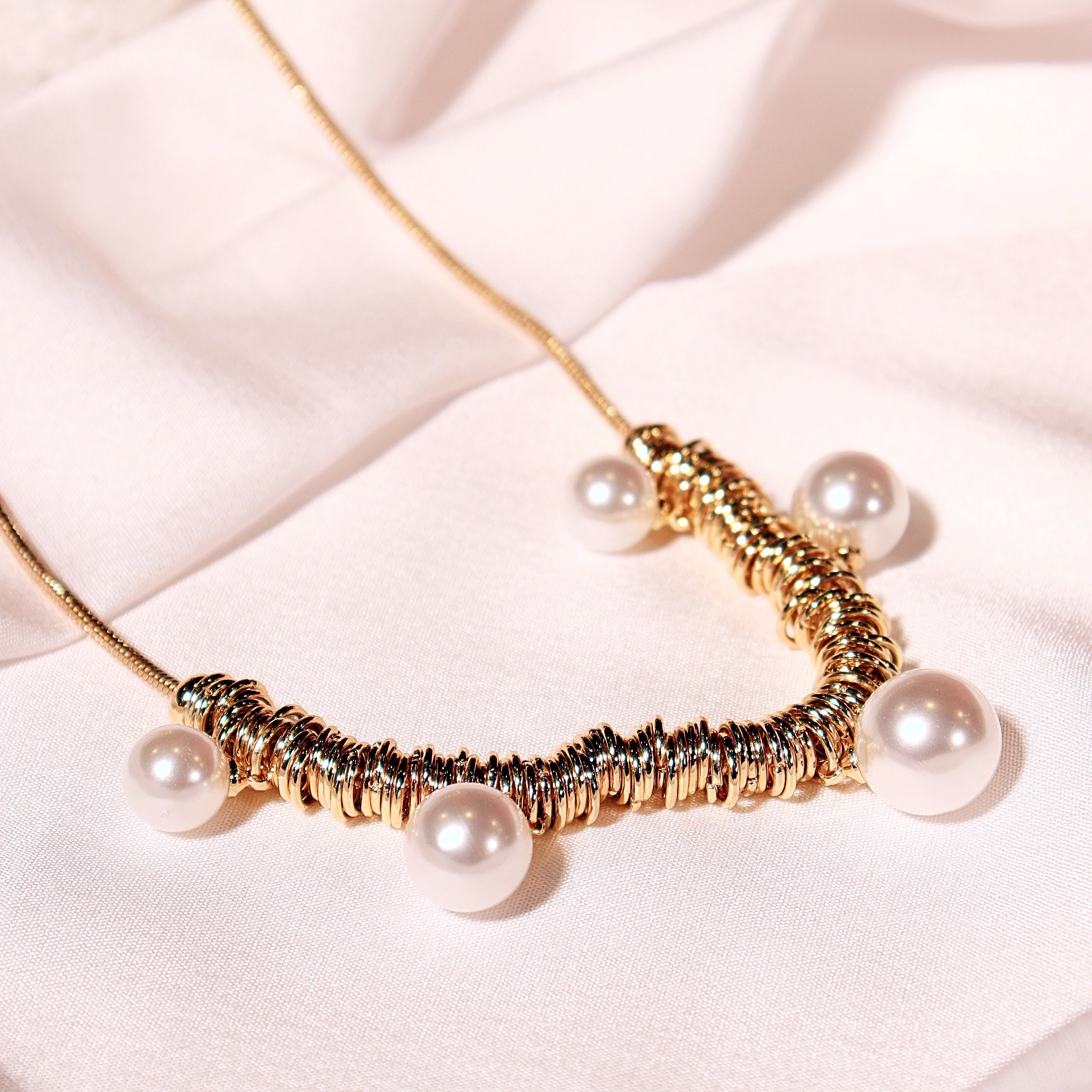 Pendula pearl orbit neckpiece
