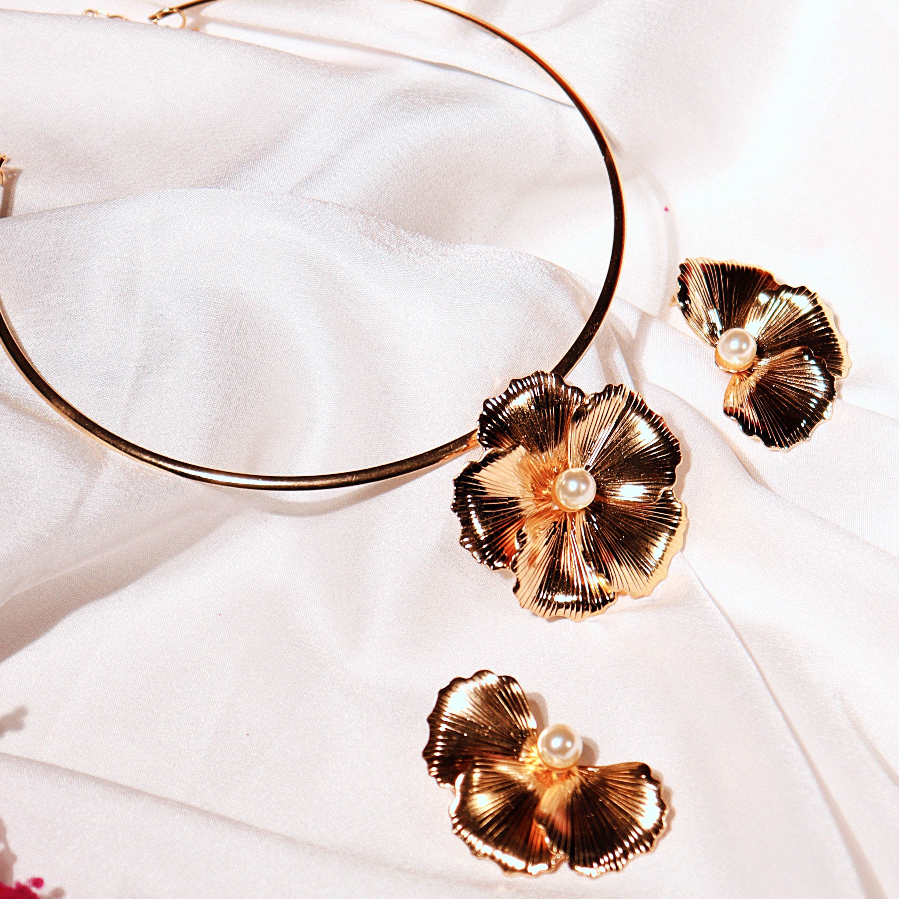 Golden camelia neckpiece with earrings