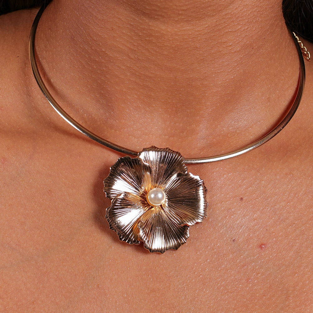 Golden camelia neckpiece with earrings